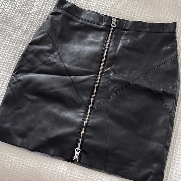Faux leather mini skirt with zipper detail - Picture 3 of 5